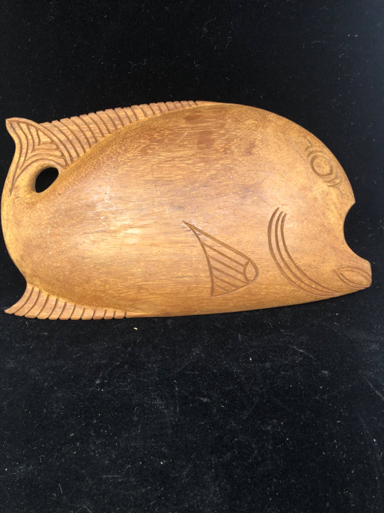 WOOD CARVED FISH BOWL.
