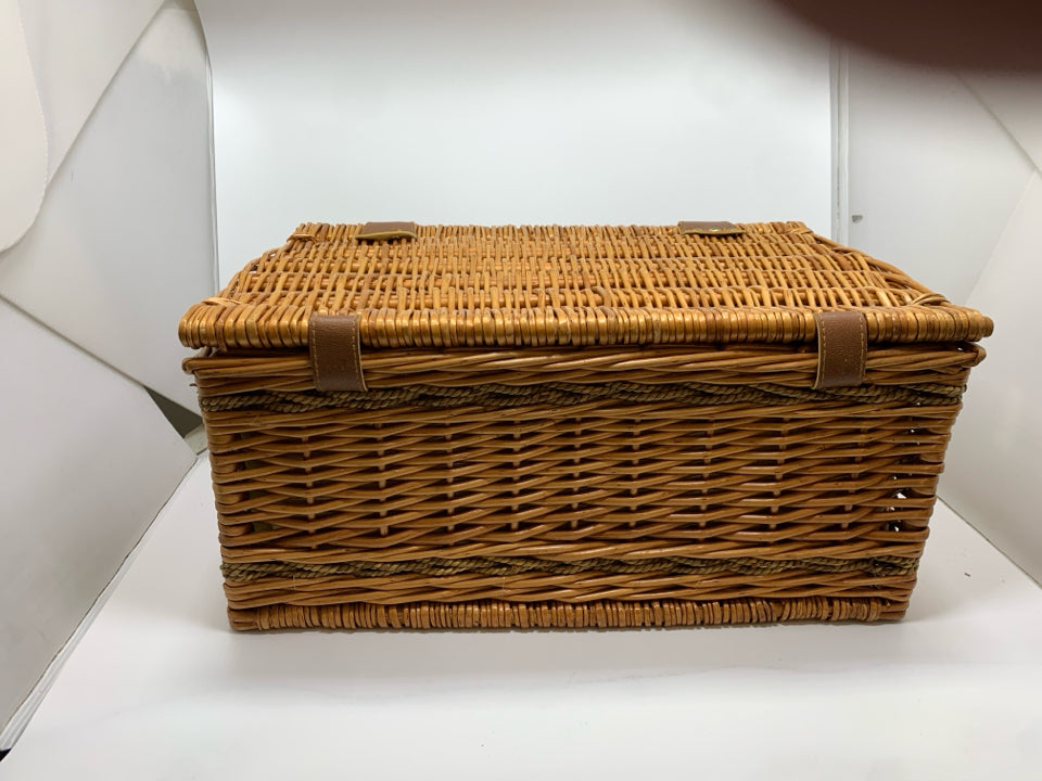 PICNIC BASKET SERVICE FOR 4.