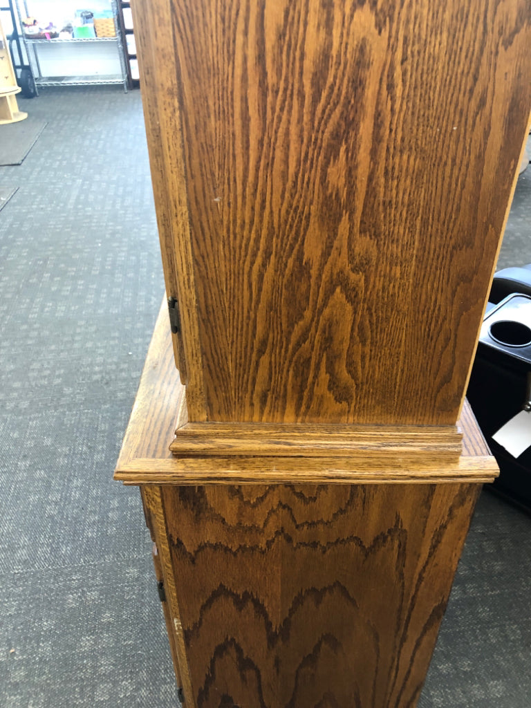 LARGE OAK WOOD 2PC HUTCH W GLASS DOORS.