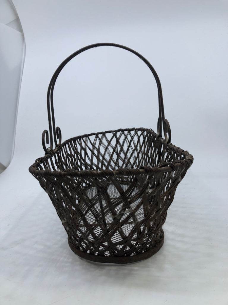 OVAL RUSTED METAL BASKET W HANDLE.