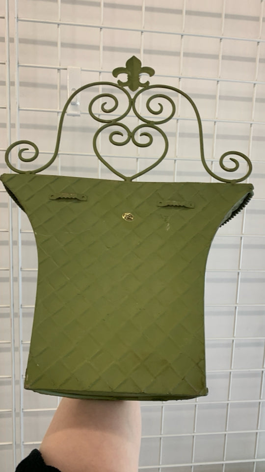 METAL WALL MOUNT PLANTER W/DISTRESSED FINISH.
