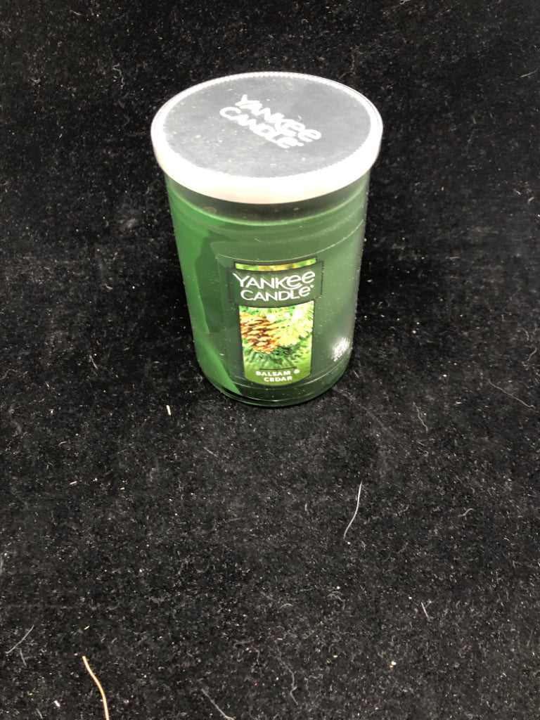 BALSAM & CEDAR YANKEE CANDLE.