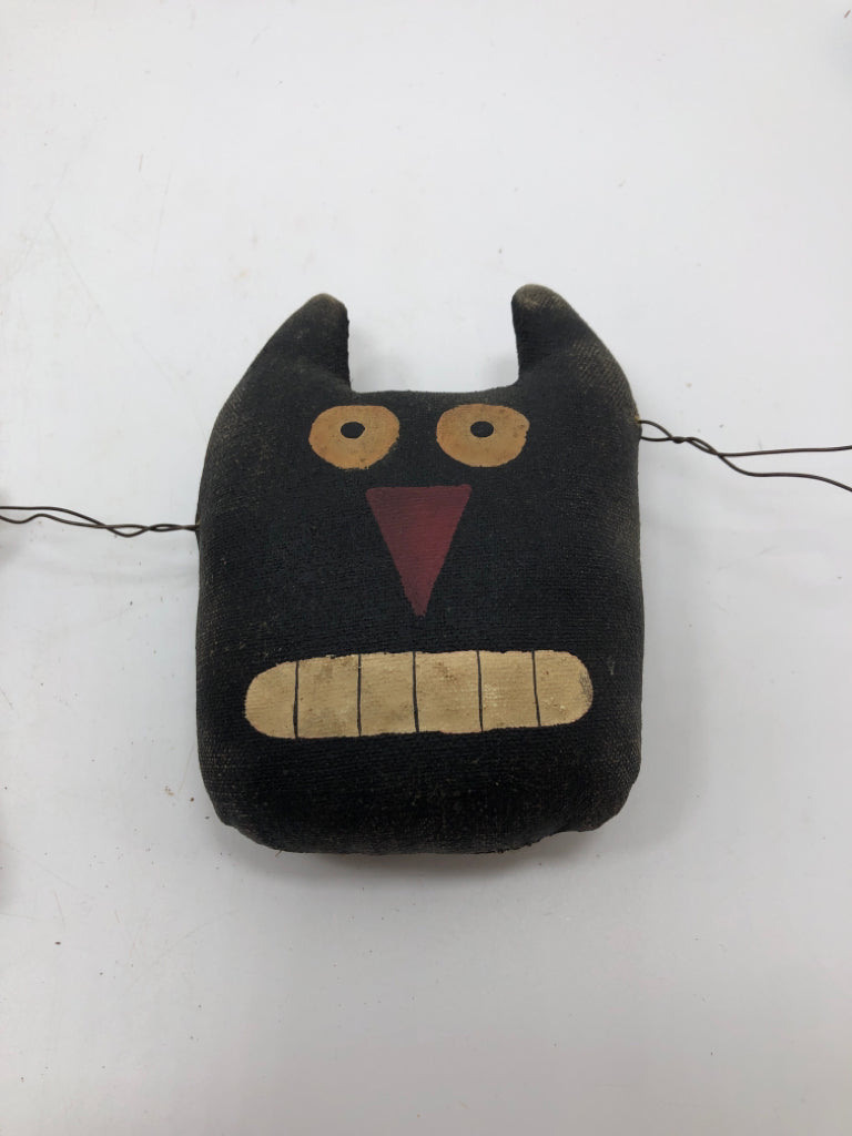PRIMITIVE CAT AND PUMPKIN WOOD GARLAND.