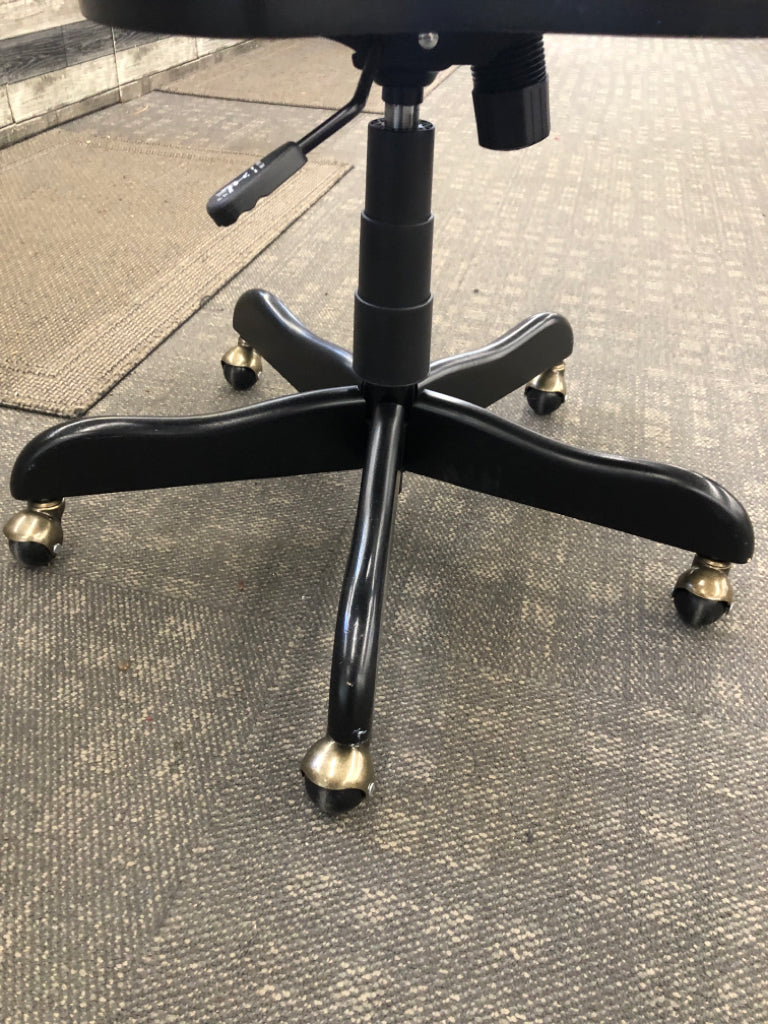 ROLLING BLACK ADJUSTABLE CHAIR.