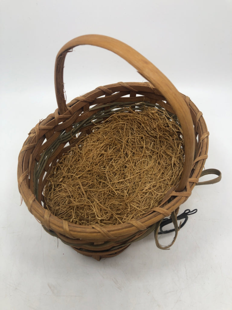SM WICKER BASKET W/GREEN BOW & APPLE CHARMS.