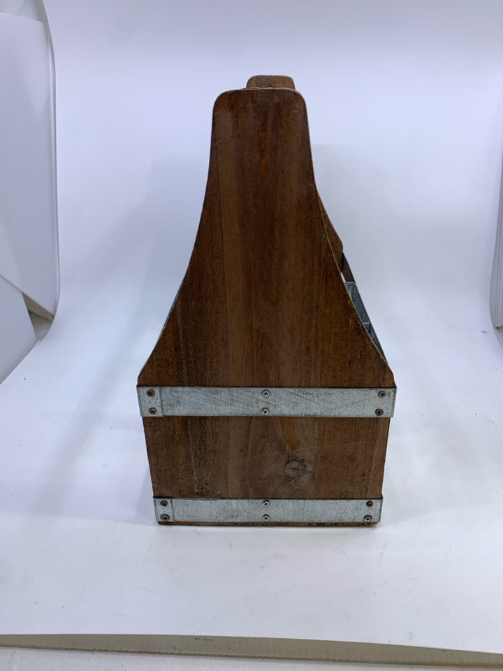 RUSTIC BOTTLE CRATE W/BOTTLE HOLDER.