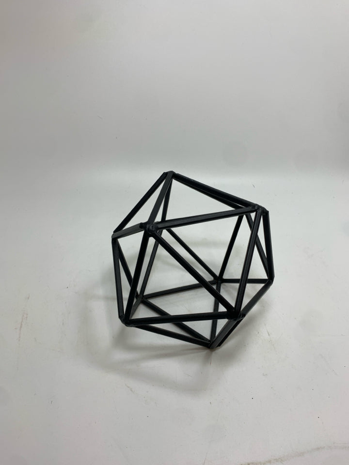 GEOMETRIC METAL DECOR.
