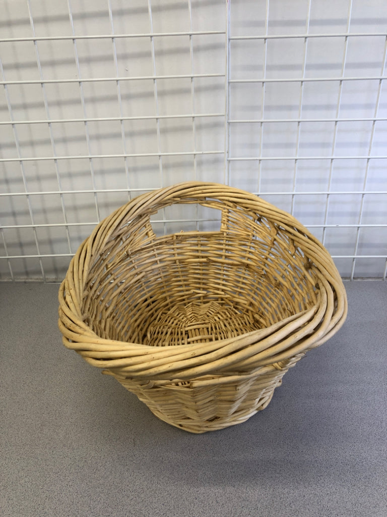 OVAL THICK WICKER BASKET BLONDE.