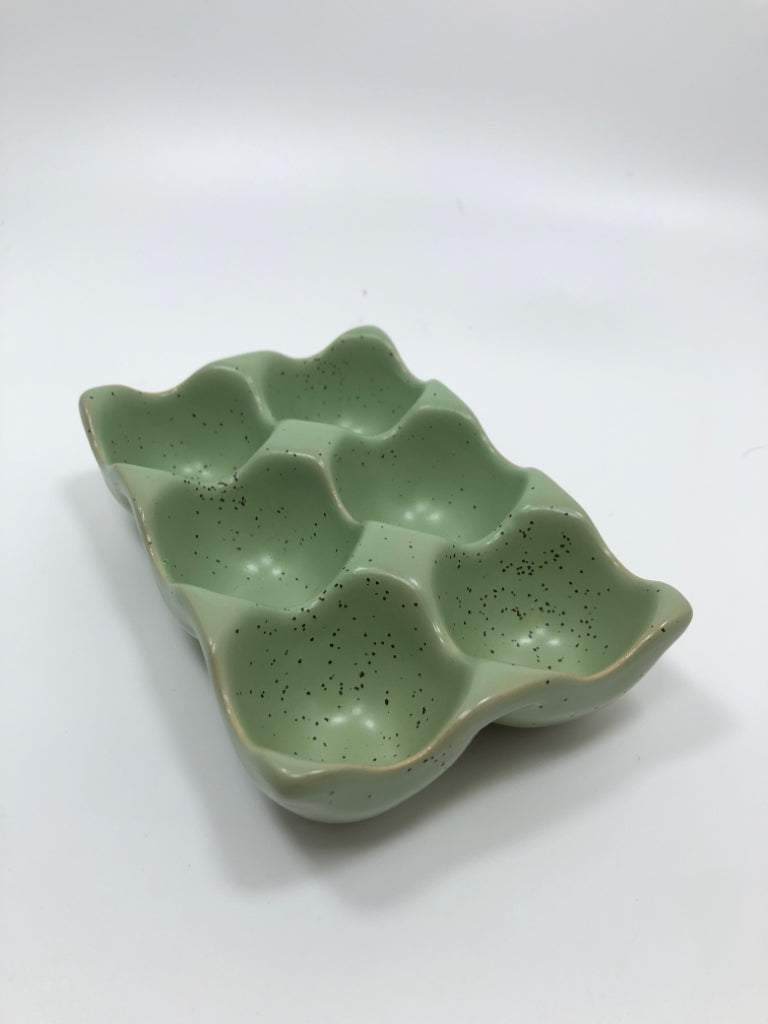 CERAMIC 6 EGG HOLDER.