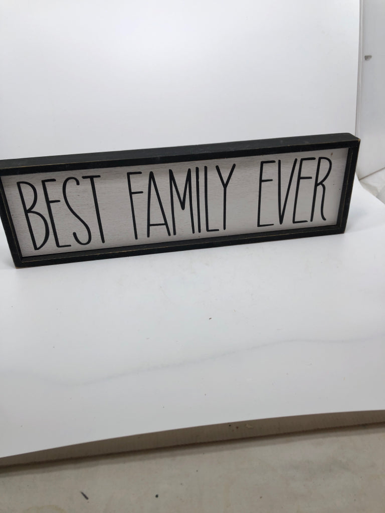 BLK/WHITE BEST FAMILY EVER WALL HANGING.