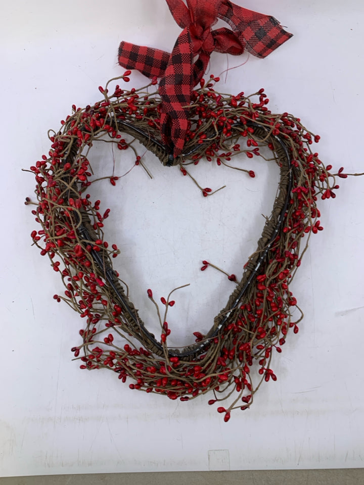 HEART PIP BERRY WREATH.