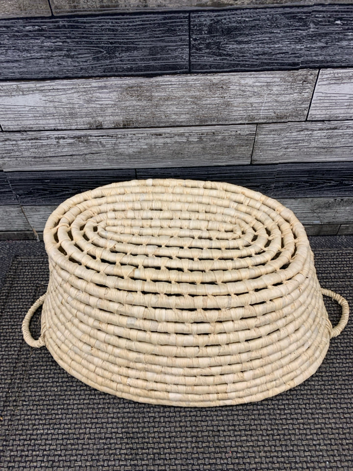 STRAW WOVEN BASKET.