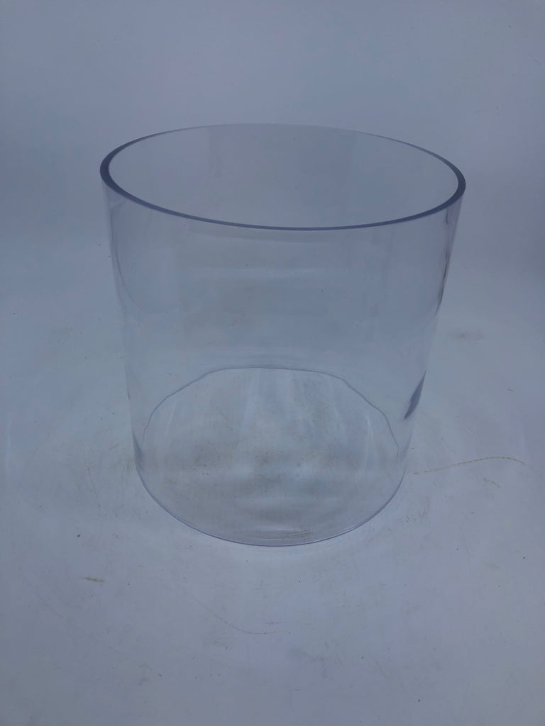 LARGE ROUND GLASS HURRICANE IN METAL HOLDER.