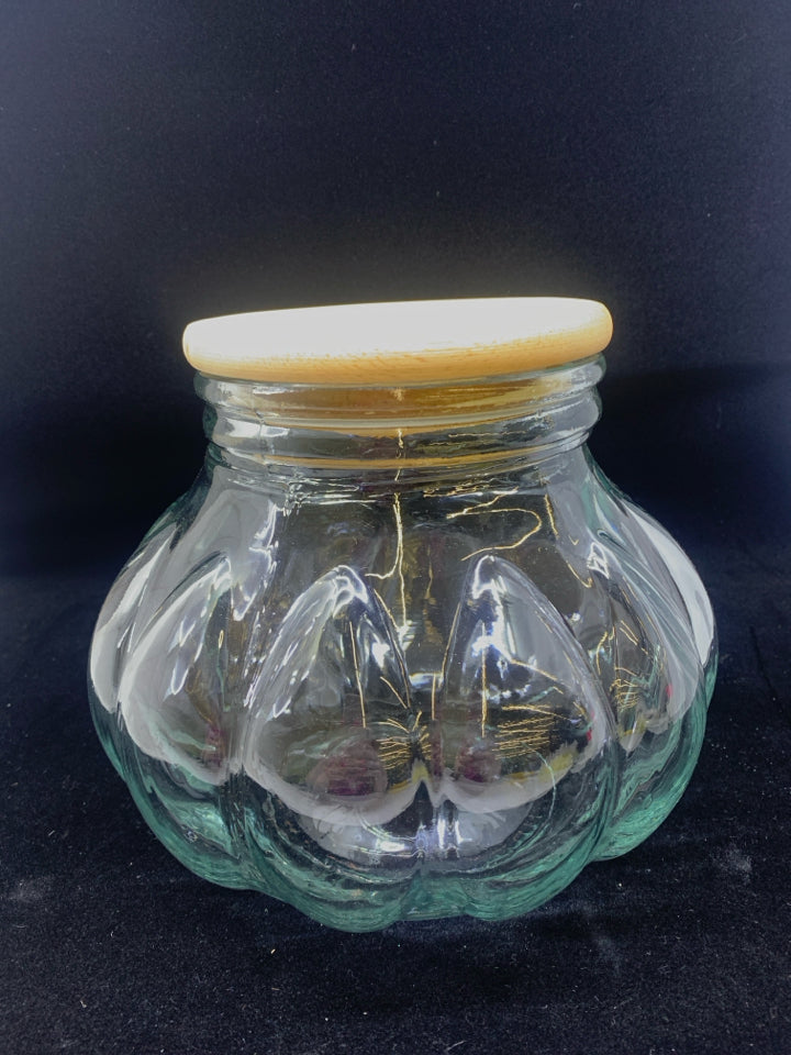 LARGE ROUND GLASS ONION JAR W/BAMBOO LID.