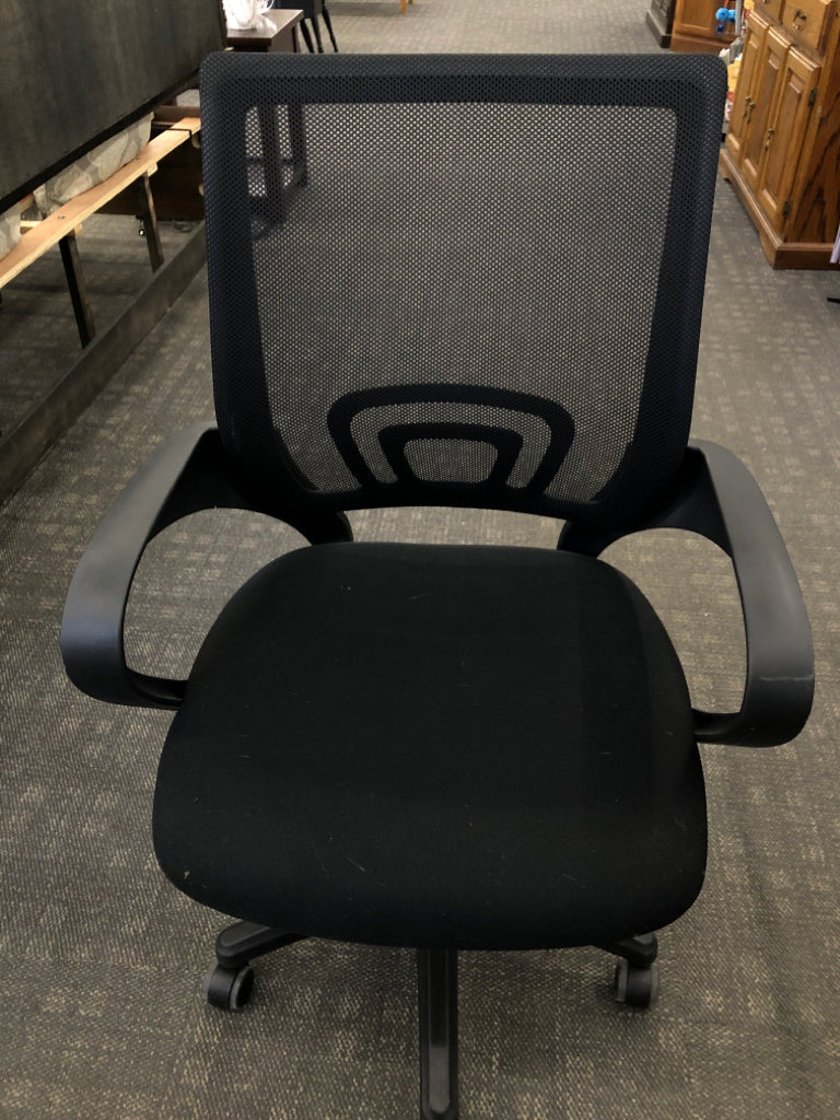 BLACK MESH SWIVEL OFFICE CHAIR W/SMOOTH CUSHION.