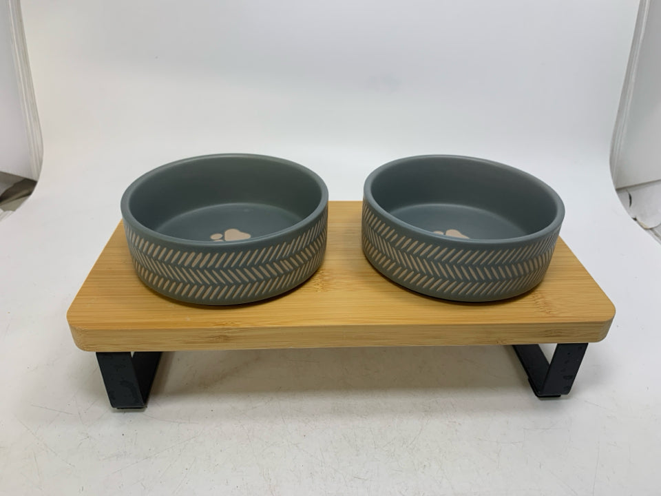 3PC WOOD BASE W/ METAL LEGS BLUE DOG BOWLS.