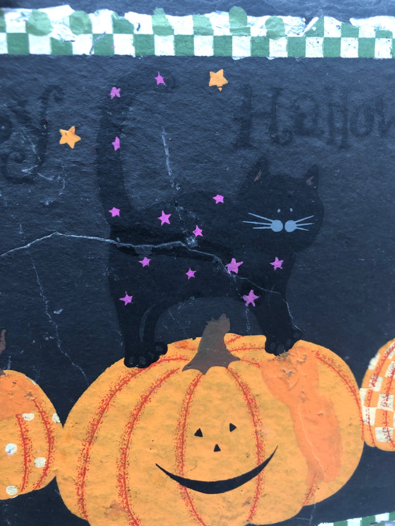 HAND-PAINTED HANGING HALLOWEEN PLAQUE.