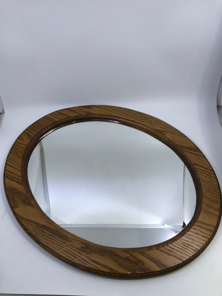 OVAL MIRROR W/WOOD FRAME.