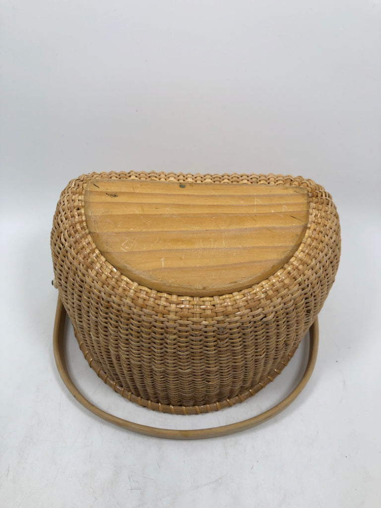 HALF CIRCLE WICKER BASKET W/WOOD HANDLE.