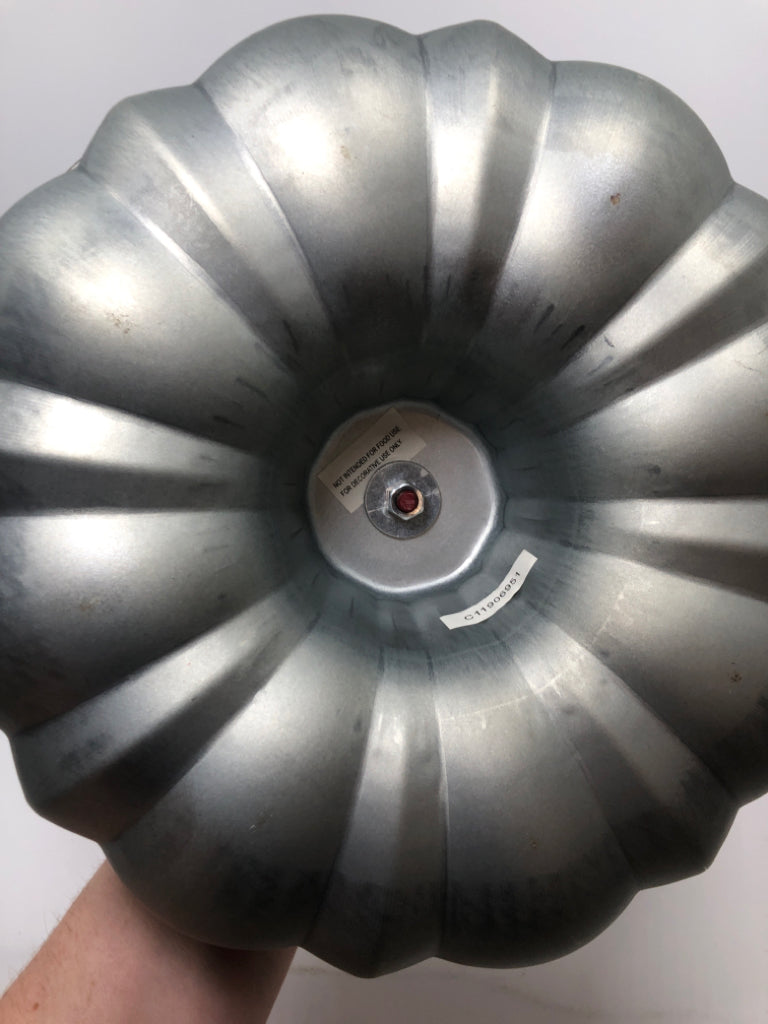 2-TIER ROOSTER BUNDT PAN DISPLAY.