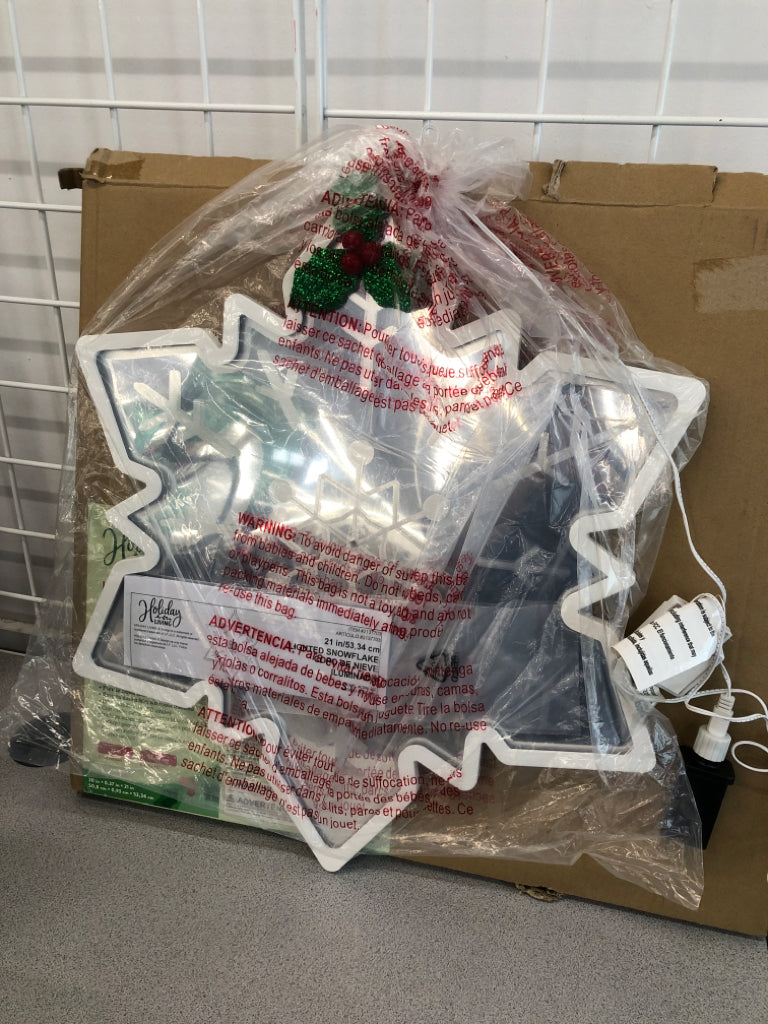 NIB LIGHTED SNOWFLAKE OUTDOOR HANGING.