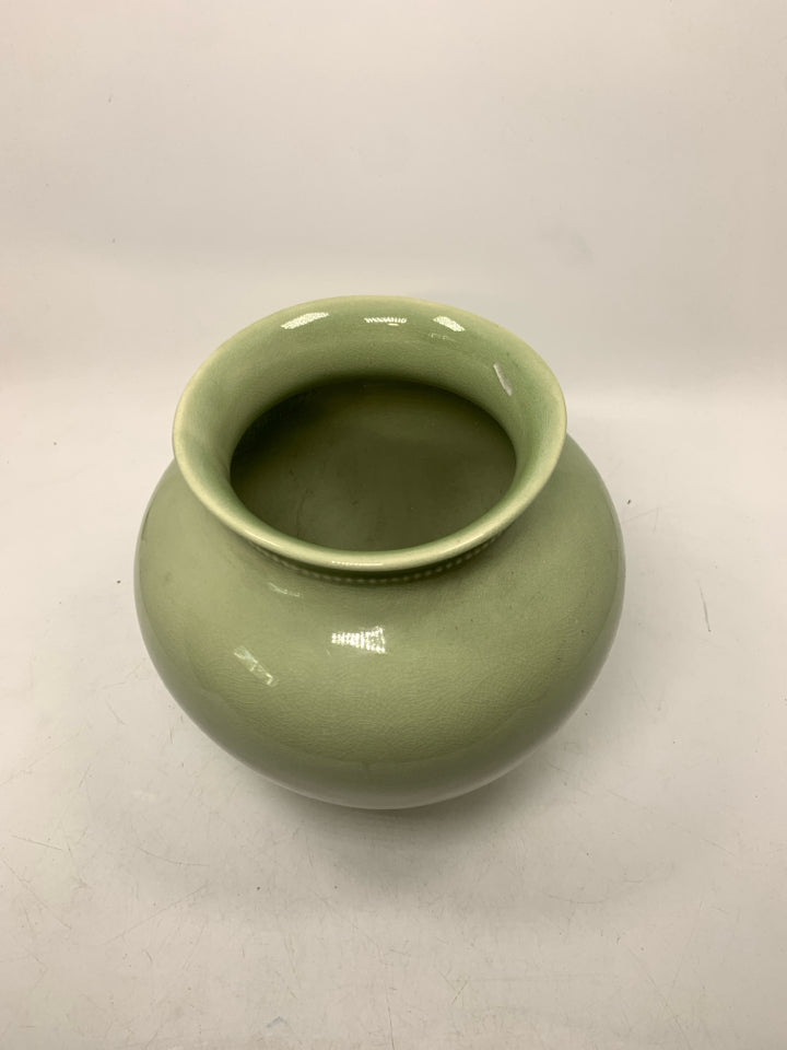 LIGHT GREEN CRACKLE DETAILED VASE.