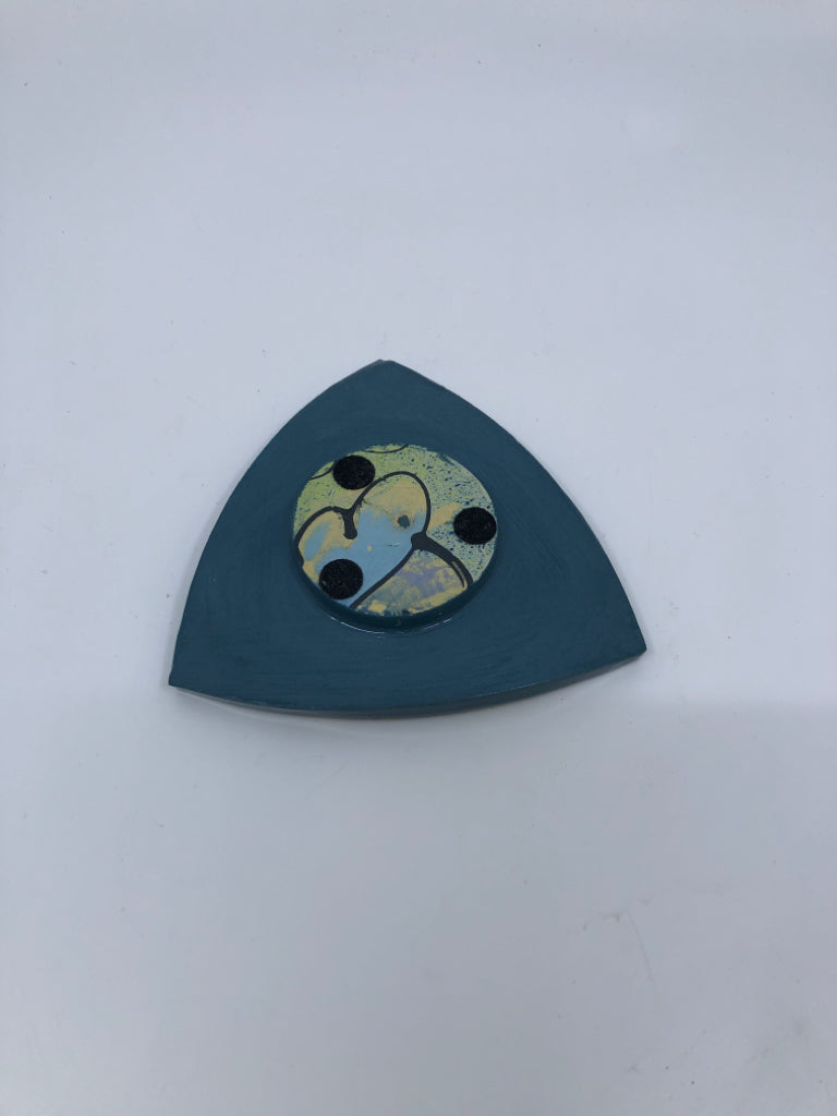 GREEN/YELLOW/BLUE TRIANGULAR STUDIO POTTERY CANDLE STICK HOLDER.