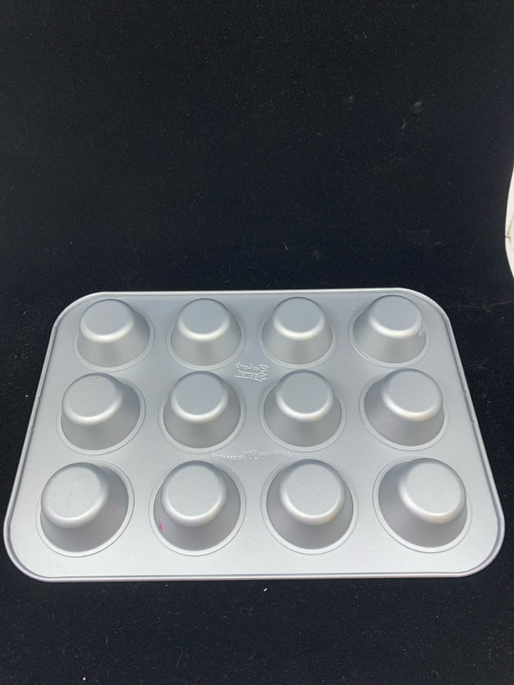 CUPCAKE PAN 12-CUP BAKERS SECRET.