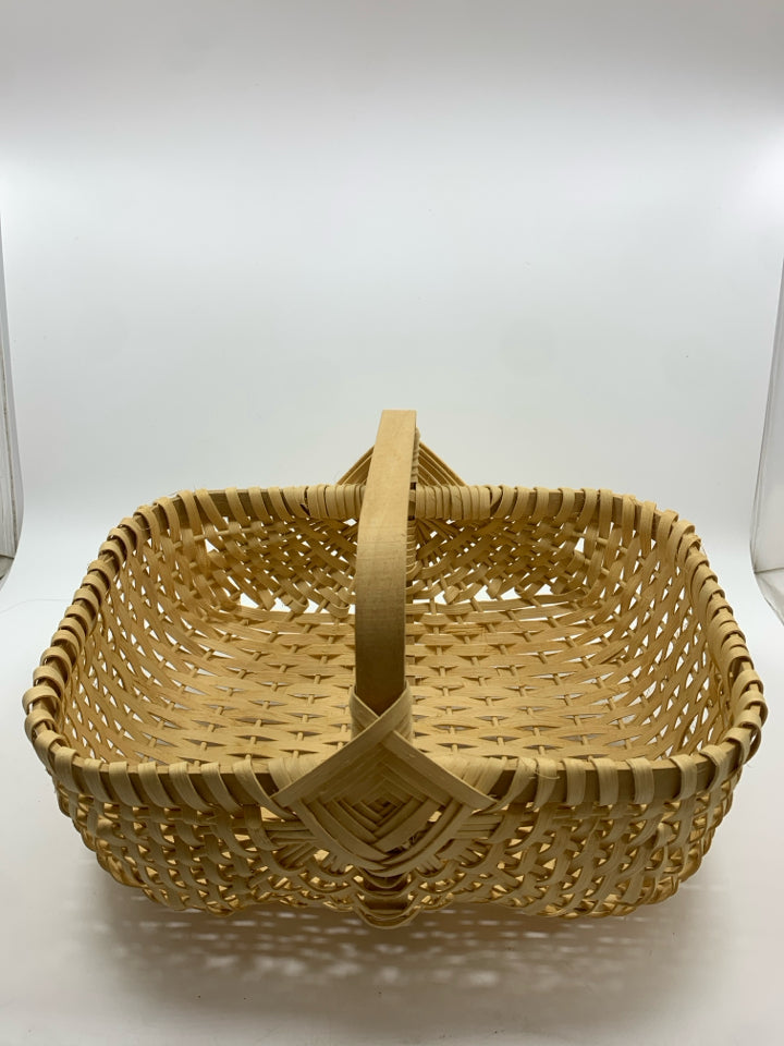 LIGHT WICKER RECTANGLE BASKET W/HANDLE.