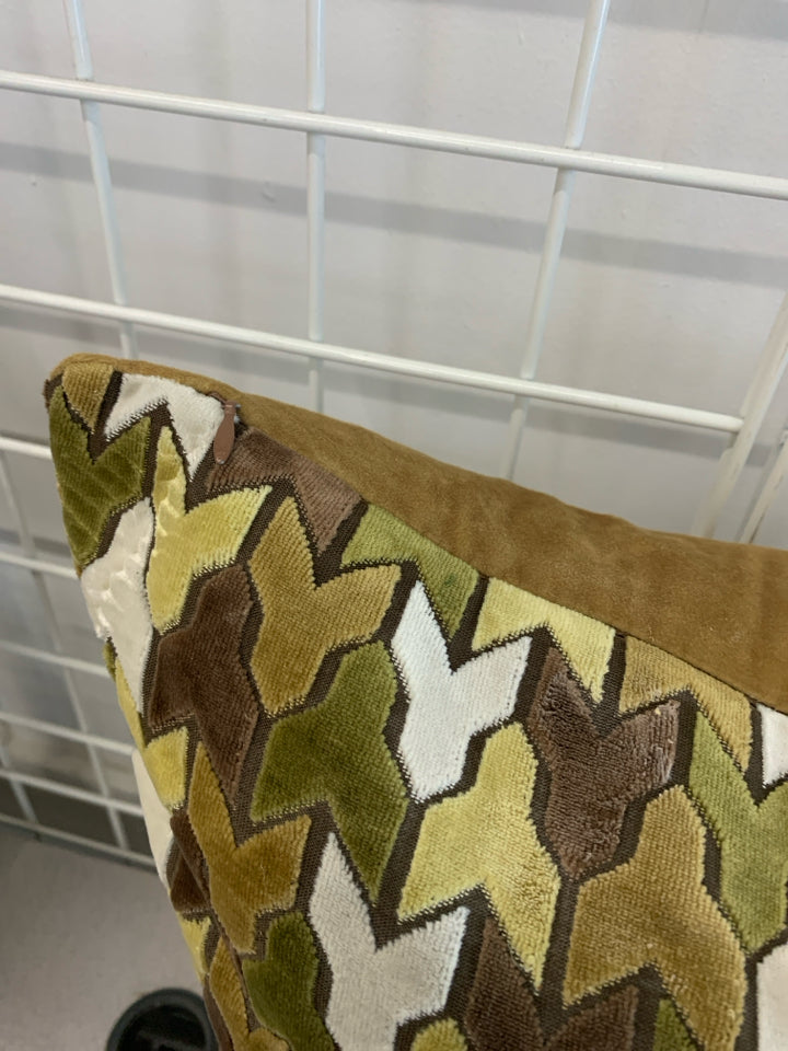 BROWN/TAN GEOMETRIC PILLOW.