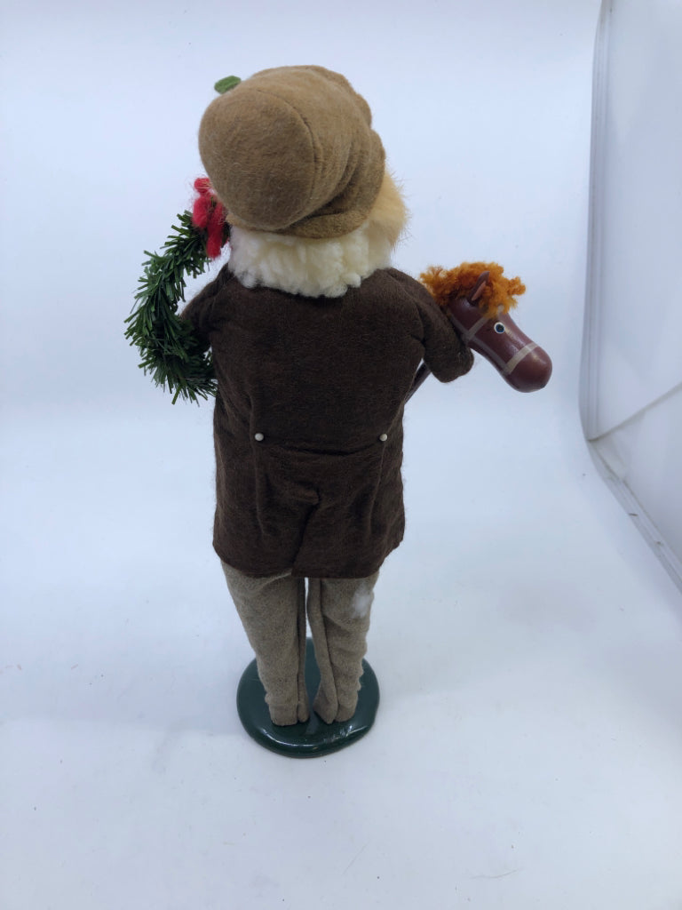 BYERS' CHOICE MAN W TOY AND WREATH-1995.