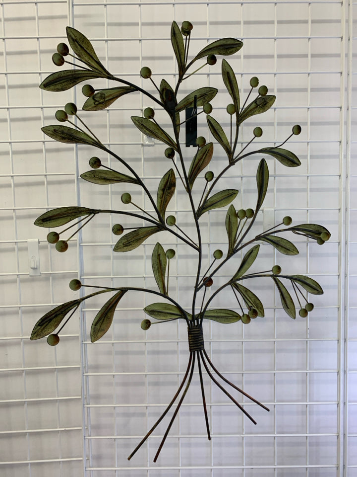 METAL GREEN RUST COLORED BUNDLED LEAF WALL HANGING.
