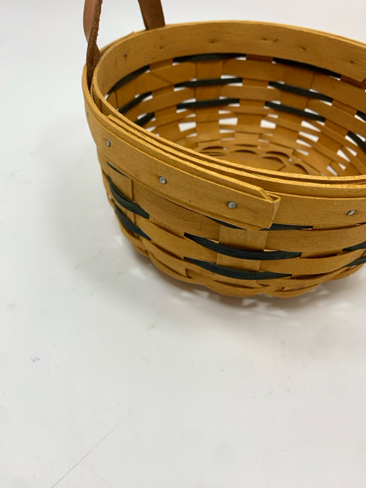 2001 ROUND BASKET W/BLUE STRIPE AND HANDLES.