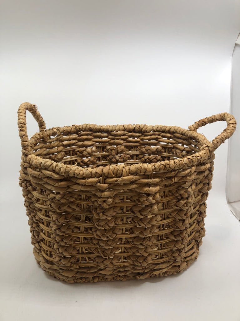 OVAL WICKER BASKET W HANDLES.