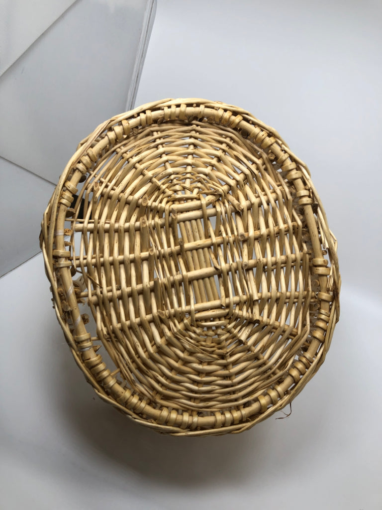 OVAL TAN BASKET W/SPIRAL HANDLE.