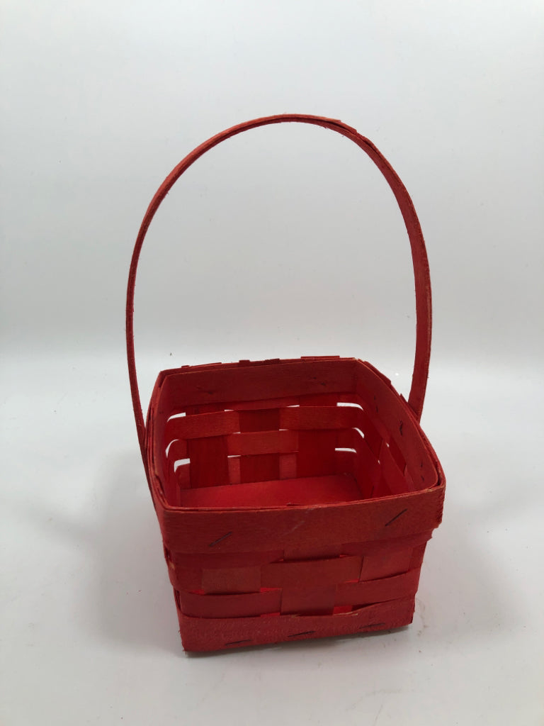 SMALL RED SQUARE WOVEN BASKET.