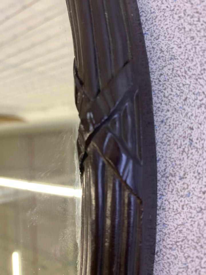 VTG OVAL MIRROR W/BROWN BORDER & FLORAL DECOR ON TOP WALL HANGING.