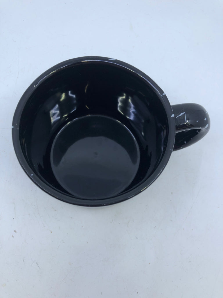 BLACK/ WHITE MUG