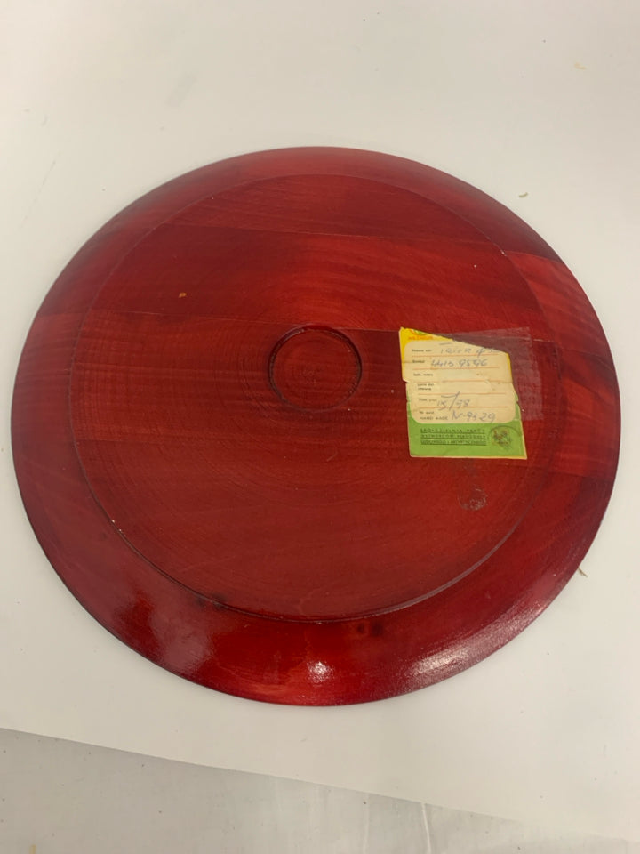 RED WOOD SERVING PLATE W/ BLACK DETAILS.