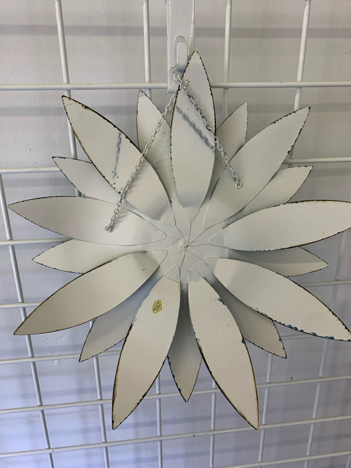 TEAL METAL FLORAL WALL ART.
