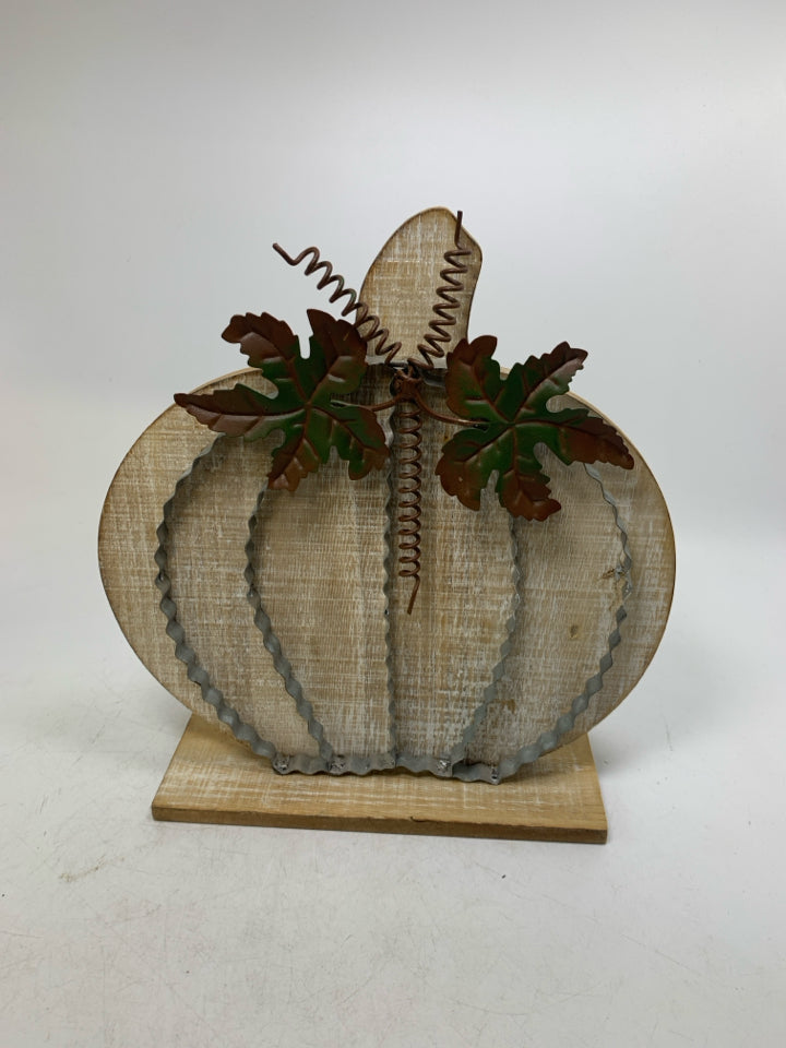 WHITE WASHED PUMPKIN W/ GALVANIZED DETAILS DECOR.