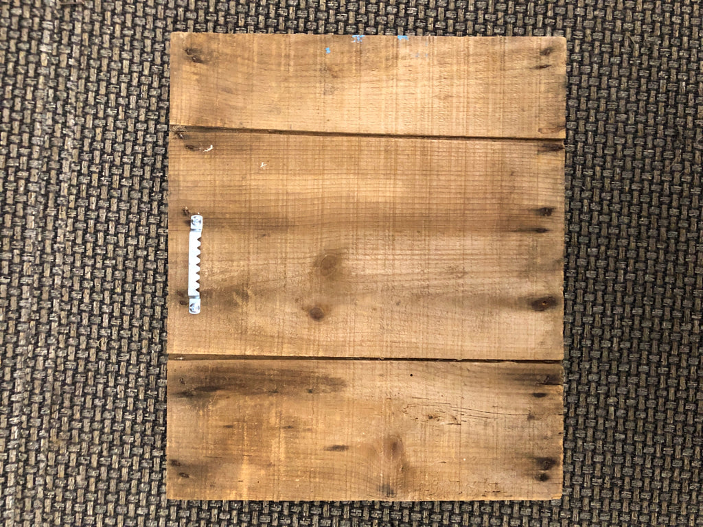 2 PIGS ON WOOD WALL HANGING.