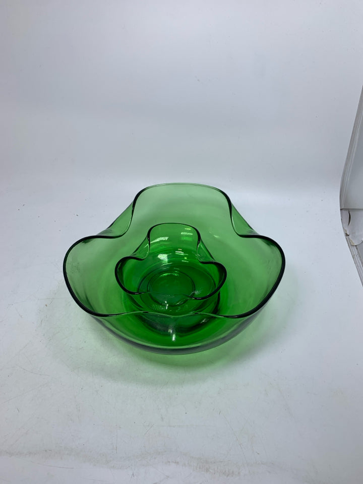 VTG 2 PC GREEN GLASS CHIP/DIP BOWLS W/ PINCHED EDGES.