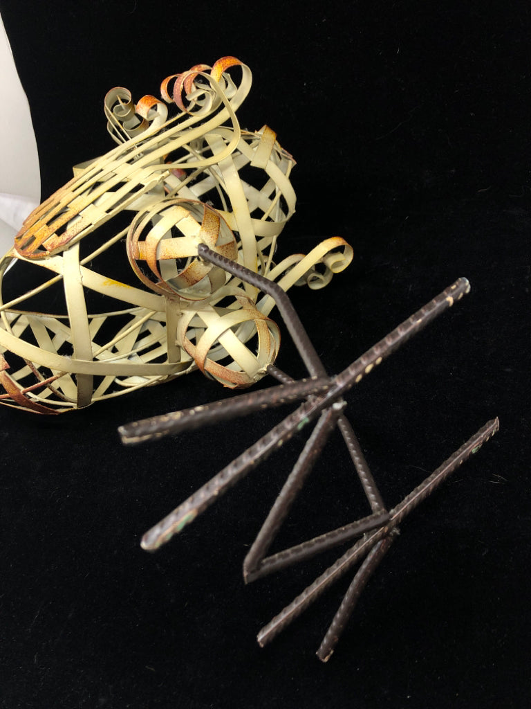 METAL ROOSTER EGG HOLDER.