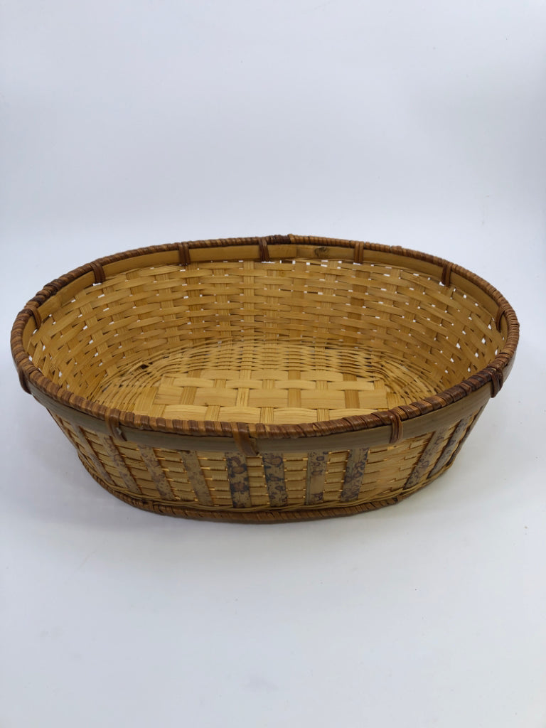 SHALLOW OVAL WOVEN BASKET.