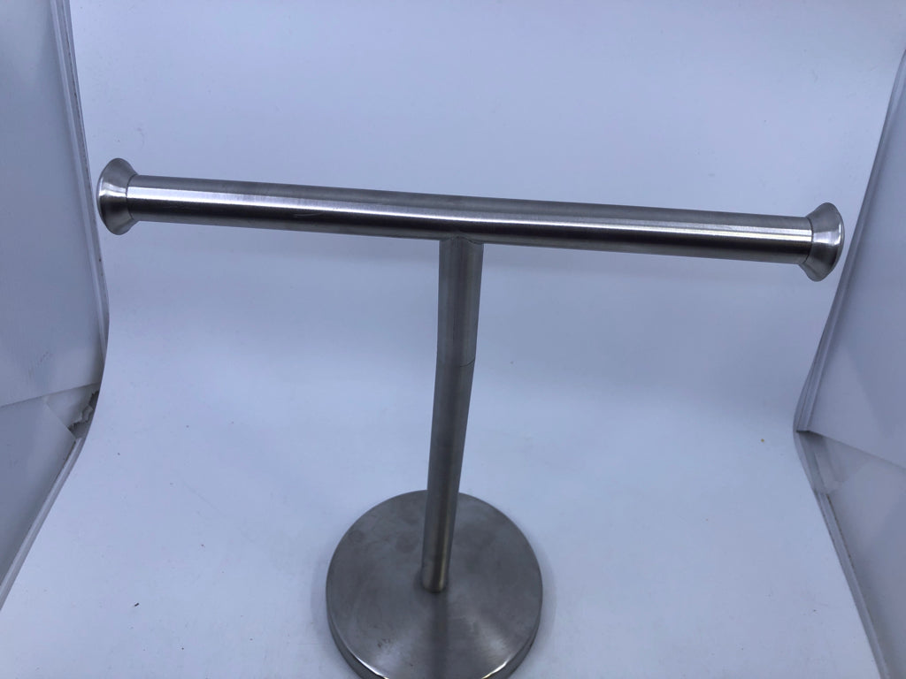 SILVER METAL NECKLACE JEWELRY BAR.