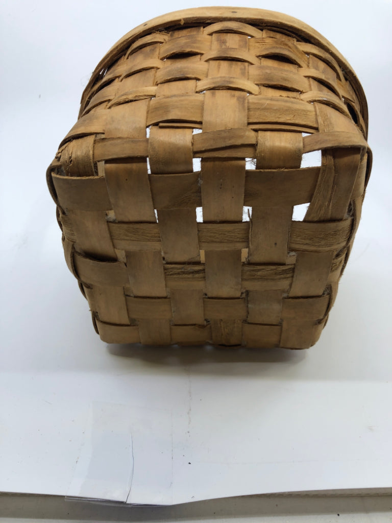 SMALL BASKET W BIG HANDLE.