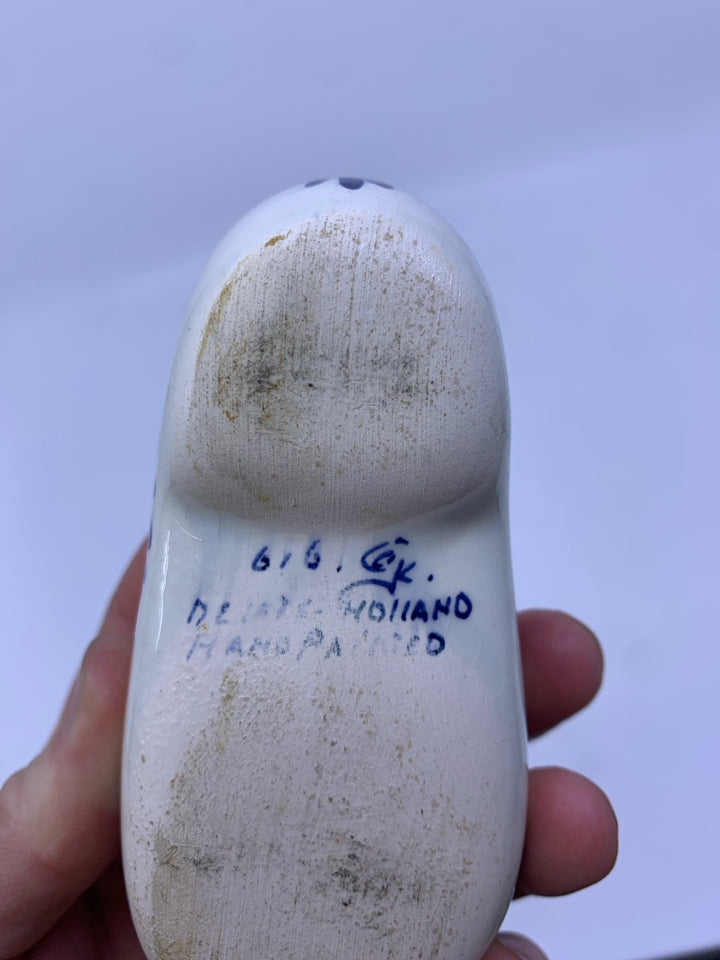 VTG CERAMIC WHITE/BLUE DUTCH SHOE.