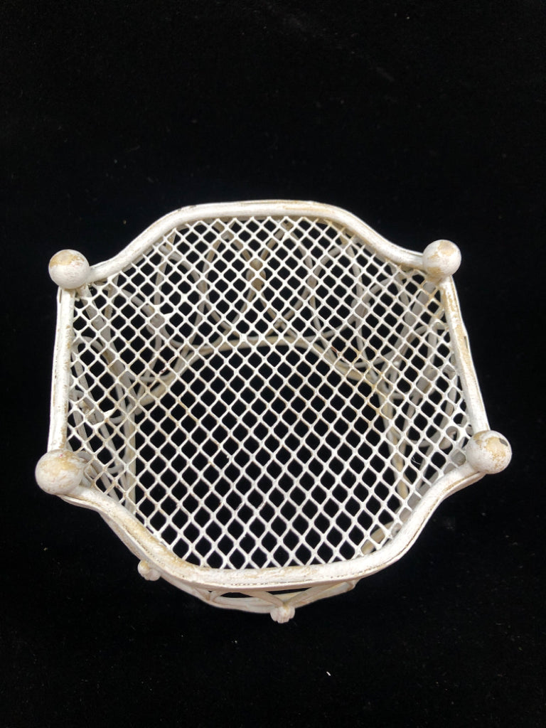 SMALL WHITE DISTRESSED METAL BASKET.