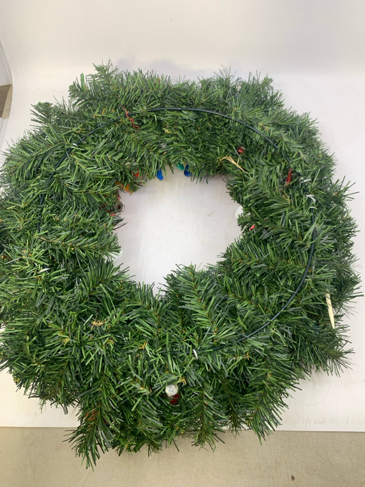 WREATH WITH VINTAGE HOLIDAY DECOR.